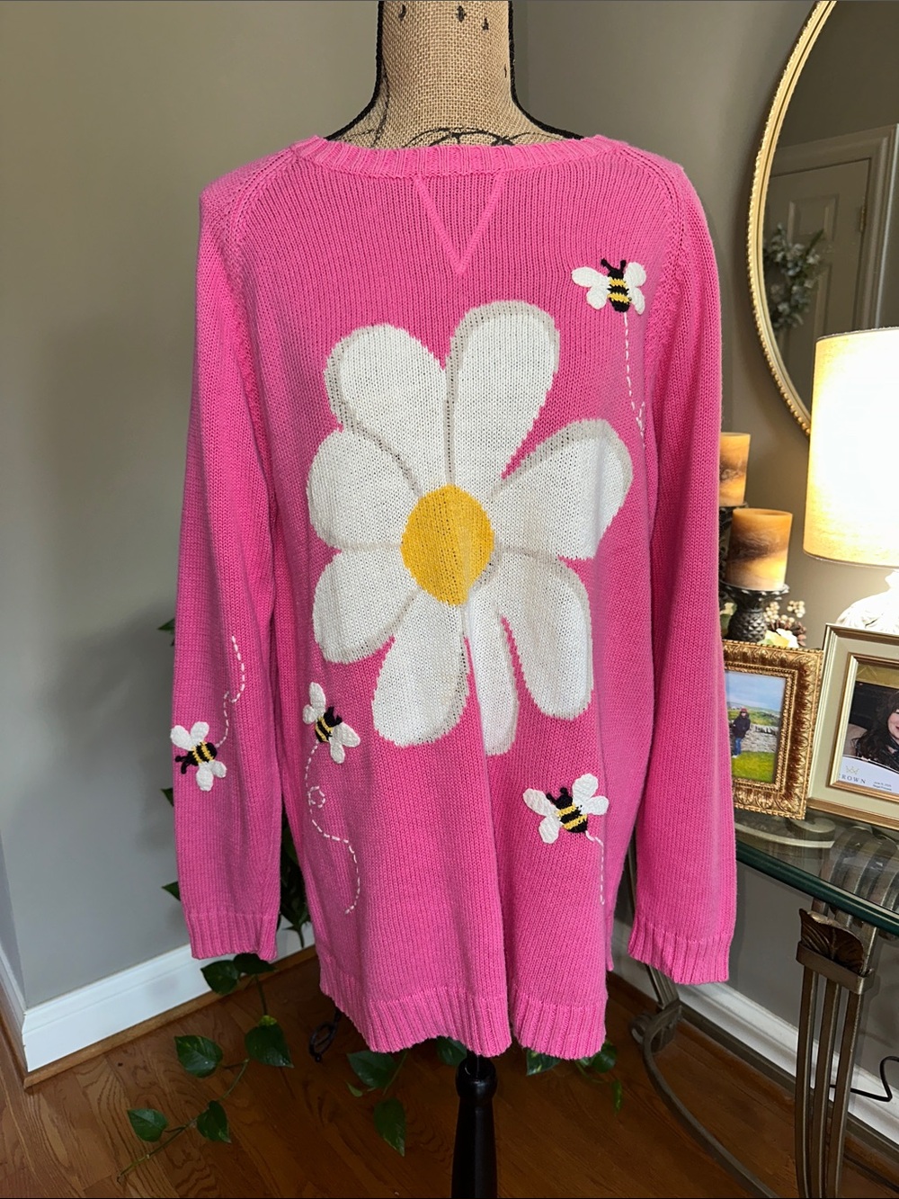 The Quacker Factory Bright Pink Daisy Crewneck Sweater w/ Bee Motifs EUC size L